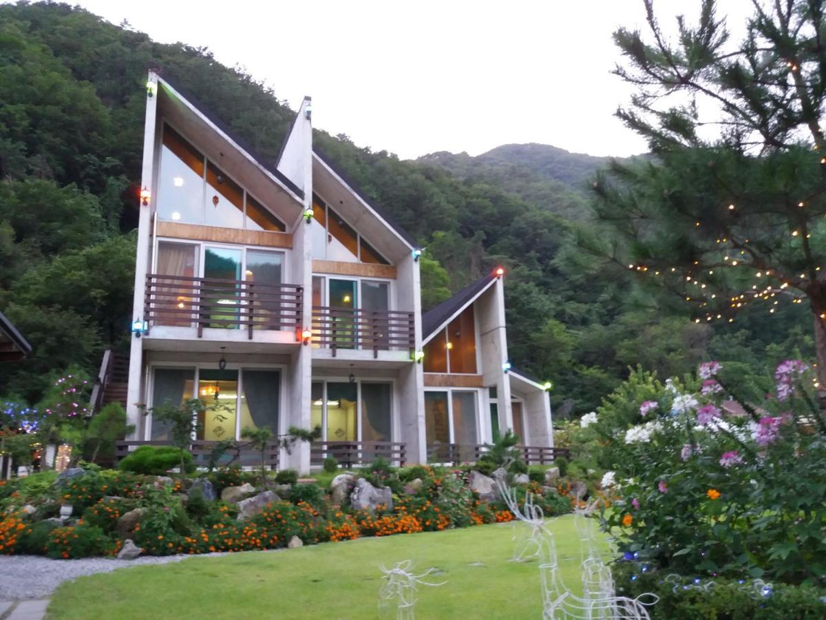 Villa Moon On The Cloud Yeongwol Exterior foto